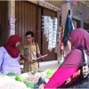 Salah seorang petugas Disperindag saat melakukan sidak di pasar kepuh.